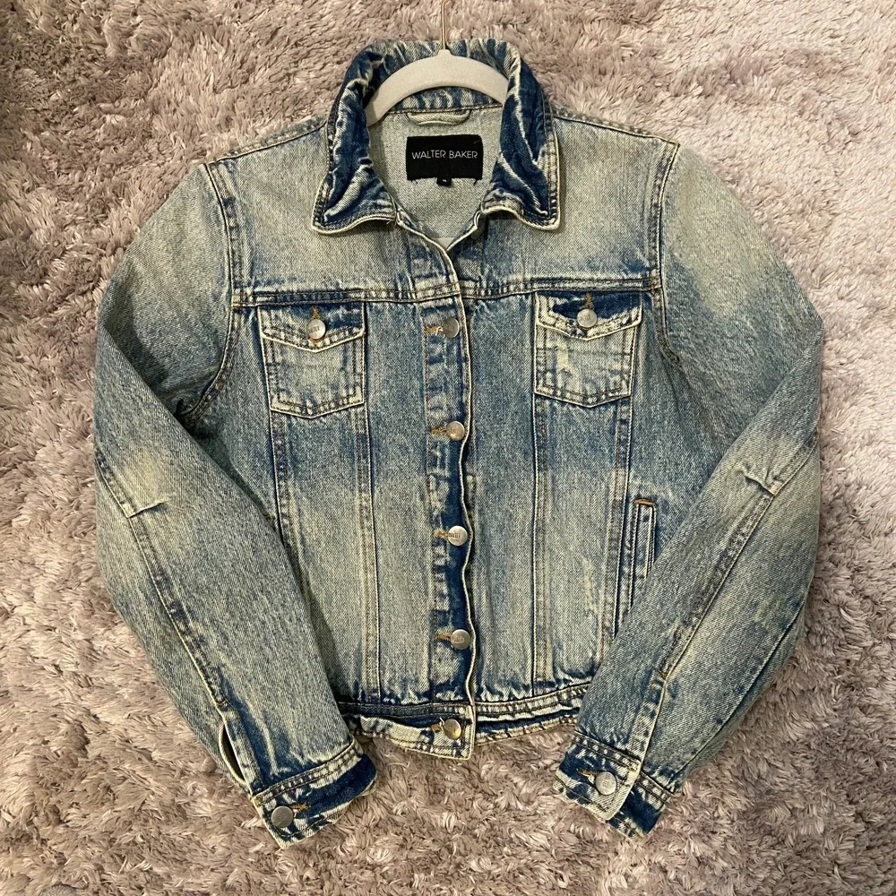 Walter Baker Women's Acid Wash Cropped Button Up Denim Jacket Size Small